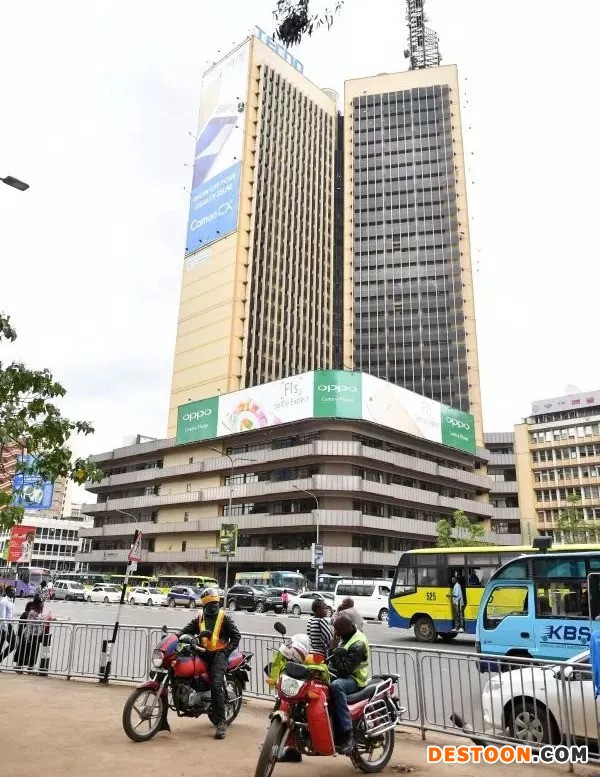 ▲上亿非洲人用上传音手机。图为在肯尼亚首都内罗毕市中心大厦上悬挂的传音手机巨幅广告海报。 （新华社）