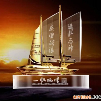 洛阳定制公司庆典纪念品，送客户水晶帆船摆件福利礼品