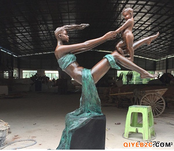 上海人物仿铜雕塑厂家 抽象母子艺术摆件