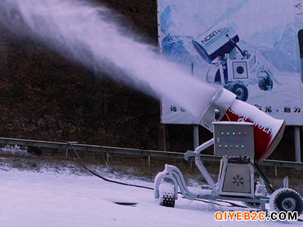 小型造雪机 人工滑雪场的雪多来自移动造雪机