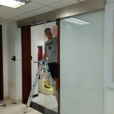 北京潘家园定做自动玻璃门维修感应玻璃门方法